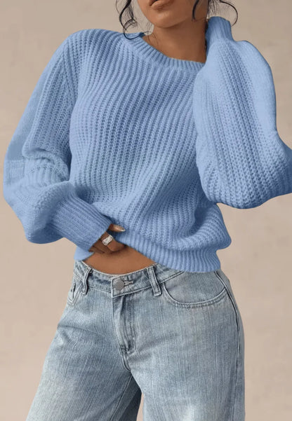 Błękitny sweter damski oversize o grubym splocie