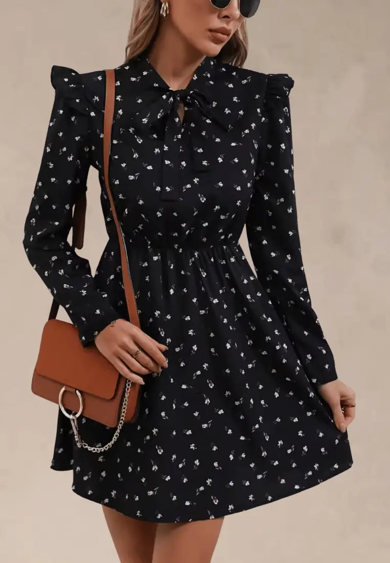 Czarna sukienka w drobne kwiaty z wiązaniem pod szyją i falbanką