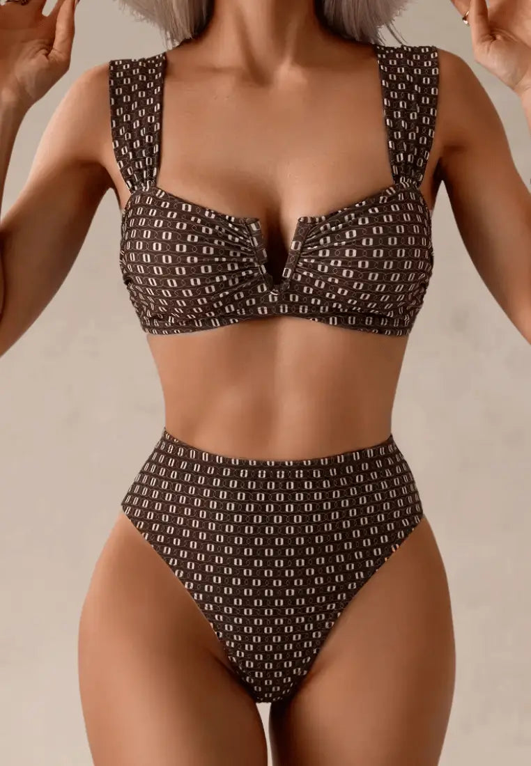 Brązowy strój kąpielowy dwuczęściowy damski w elegancki geometryczny wzór
