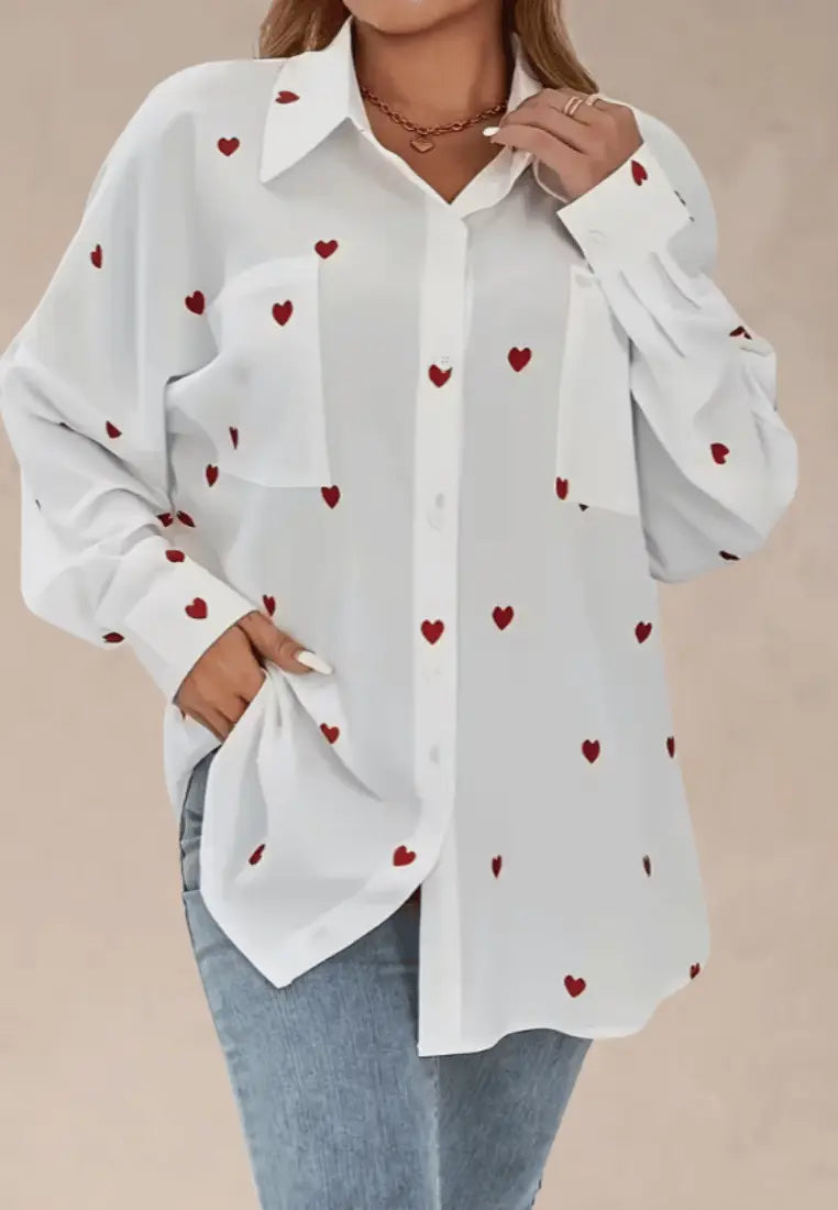 Biała koszula damska oversize w serca z kołnierzykiem i kieszeniami