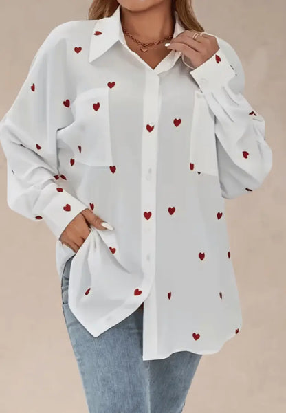 Biała koszula damska oversize w serca z kołnierzykiem i kieszeniami