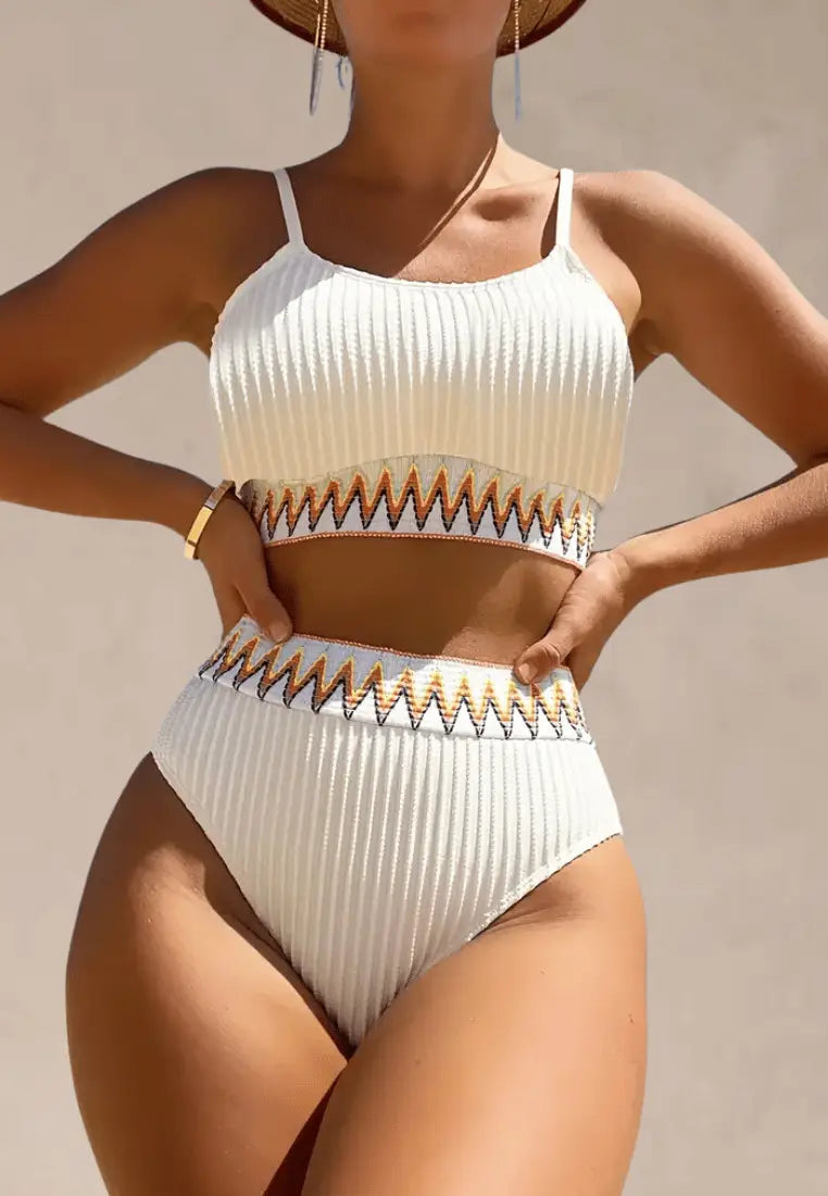Biały strój kąpielowy dwuczęściowy damski z efektownym zdobieniem