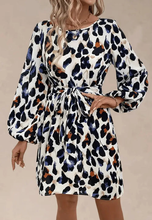 Kremowa sukienka w kolorowy wzór z paskiem i bufiastym rękawem