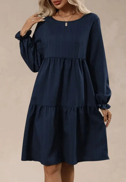 Granatowa sukienka z rozkloszowanym dołem i długim rękawem