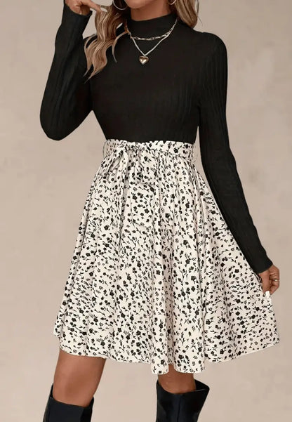 Czarna sukienka z prążkowaną górą i kremowym kwiatowym dołem