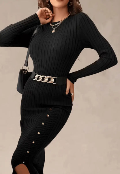 Czarna sukienka dzianinowa z długim rękawem i rozcięciem