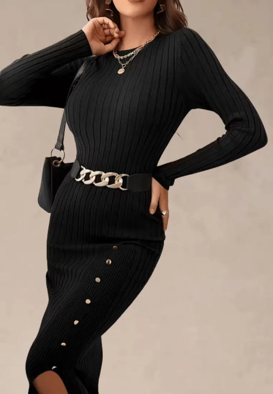 Czarna sukienka dzianinowa z długim rękawem i rozcięciem