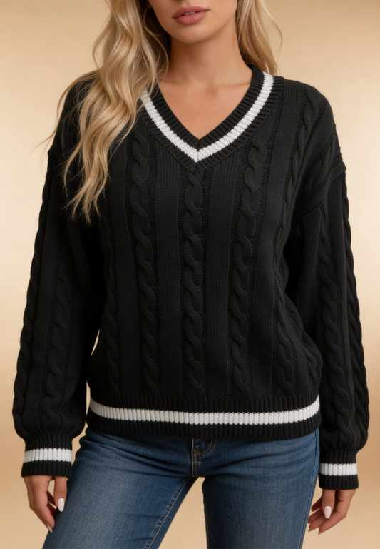 Czarny sweter damski z dekoltem V i warkoczowym splotem
