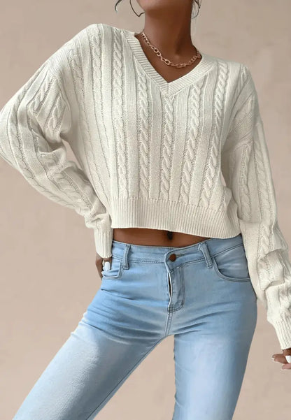 Kremowy sweter damski z dekoltem V i warkoczowym splotem