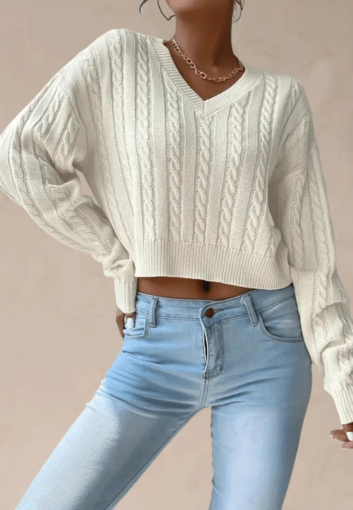 Kremowy sweter damski z dekoltem V i warkoczowym splotem