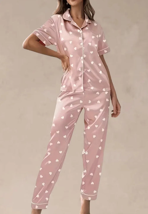Różowy komplet piżamowy damski z krótkim rękawem i długimi spodniami w serduszka