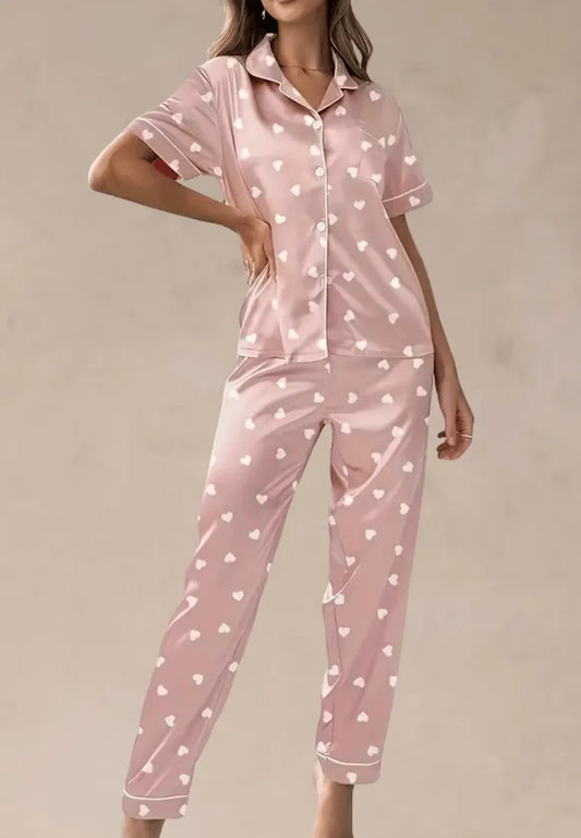 Różowy komplet piżamowy damski z krótkim rękawem i długimi spodniami w serduszka