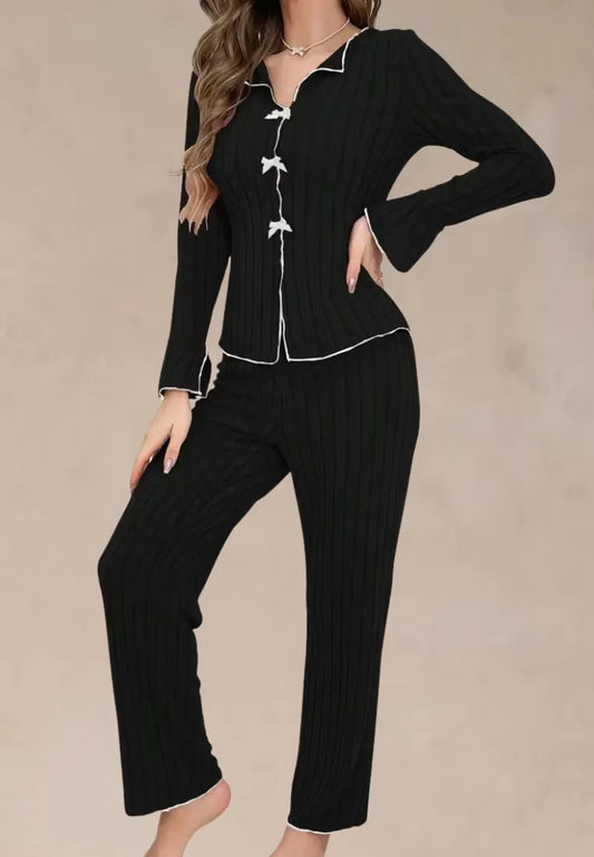 Czarny komplet piżamowy damski z długim rękawem i spodniami z prążkowanej dzianiny