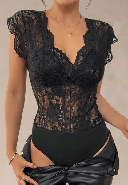 Czarne body damskie koronkowe z dekoltem w serek i krótkim rękawem