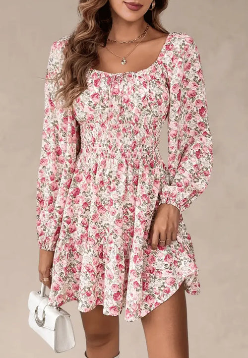 Różowa sukienka w kwiaty marszczona z długim rękawem