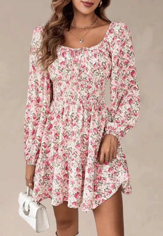 Różowa sukienka w kwiaty marszczona z długim rękawem