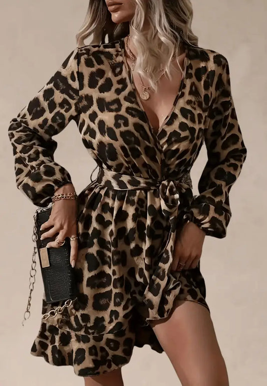 Brązowa sukienka panterkowa kopertowa z falbaną i długim rękawem