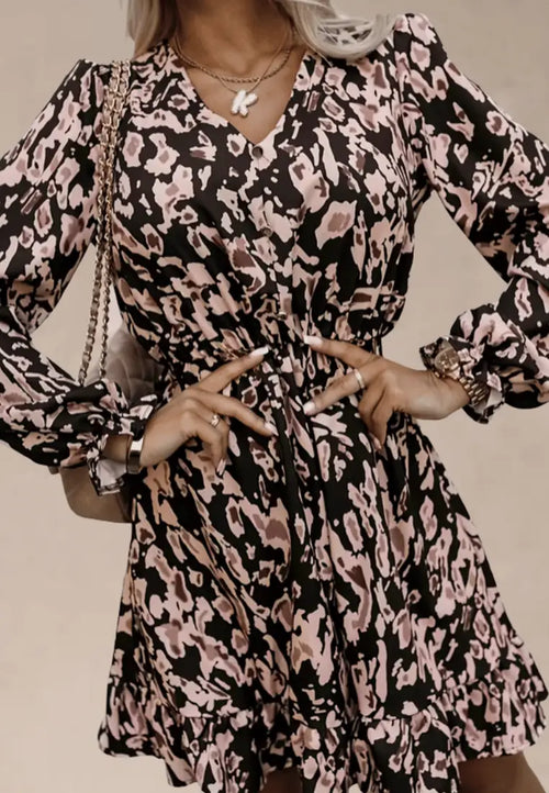 Brązowo‑czarna sukienka kopertowa w panterkę z wiązaniem w talii