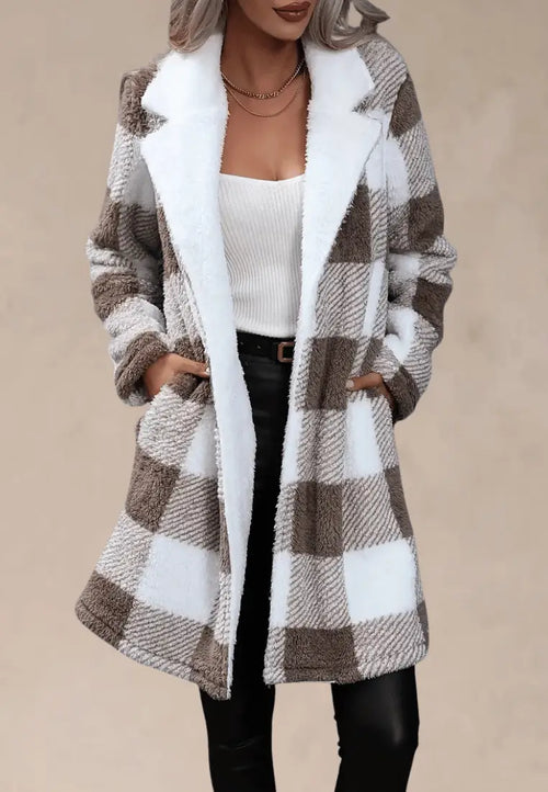 Beżowy płaszcz damski w kratę z miękkiego baranka z kieszeniami
