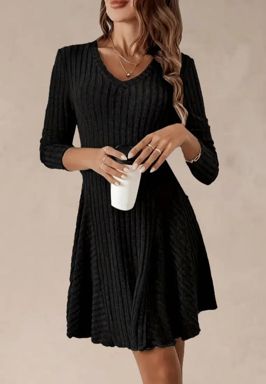 Czarna sukienka dzianinowa V‑neck z długim rękawem i prążkowaną tkaniną