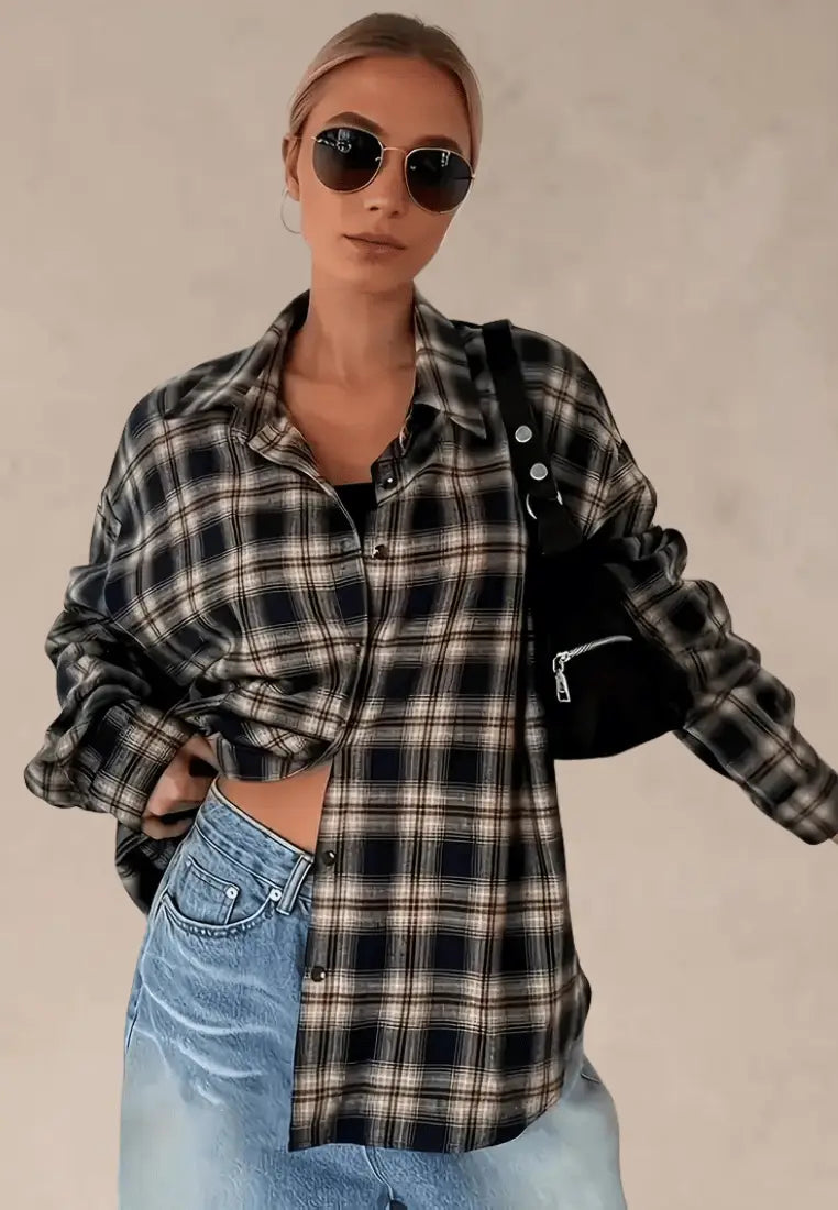 Czarna koszula damska flanelowa w kratę z kołnierzykiem i długim rękawem