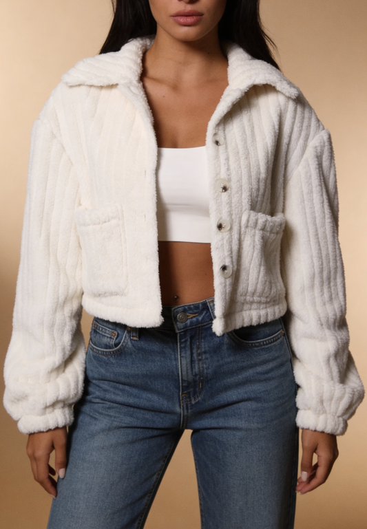 Biała kurtka damska polarowa krótka z guzikami i kieszeniami