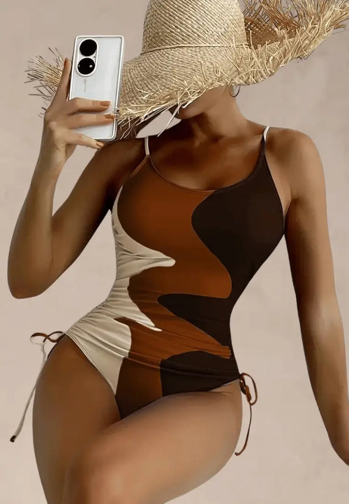 Brązowy strój kąpielowy jednoczęściowy damski w abstrakcyjny wzór