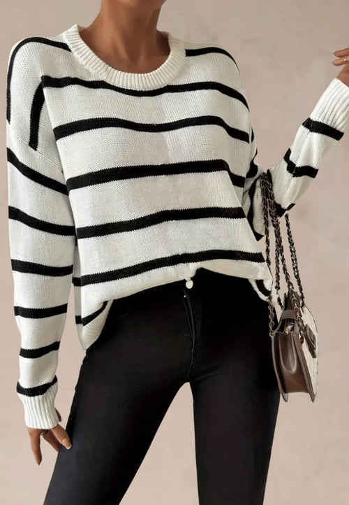 Biały sweter damski oversize w poziome czarne paski