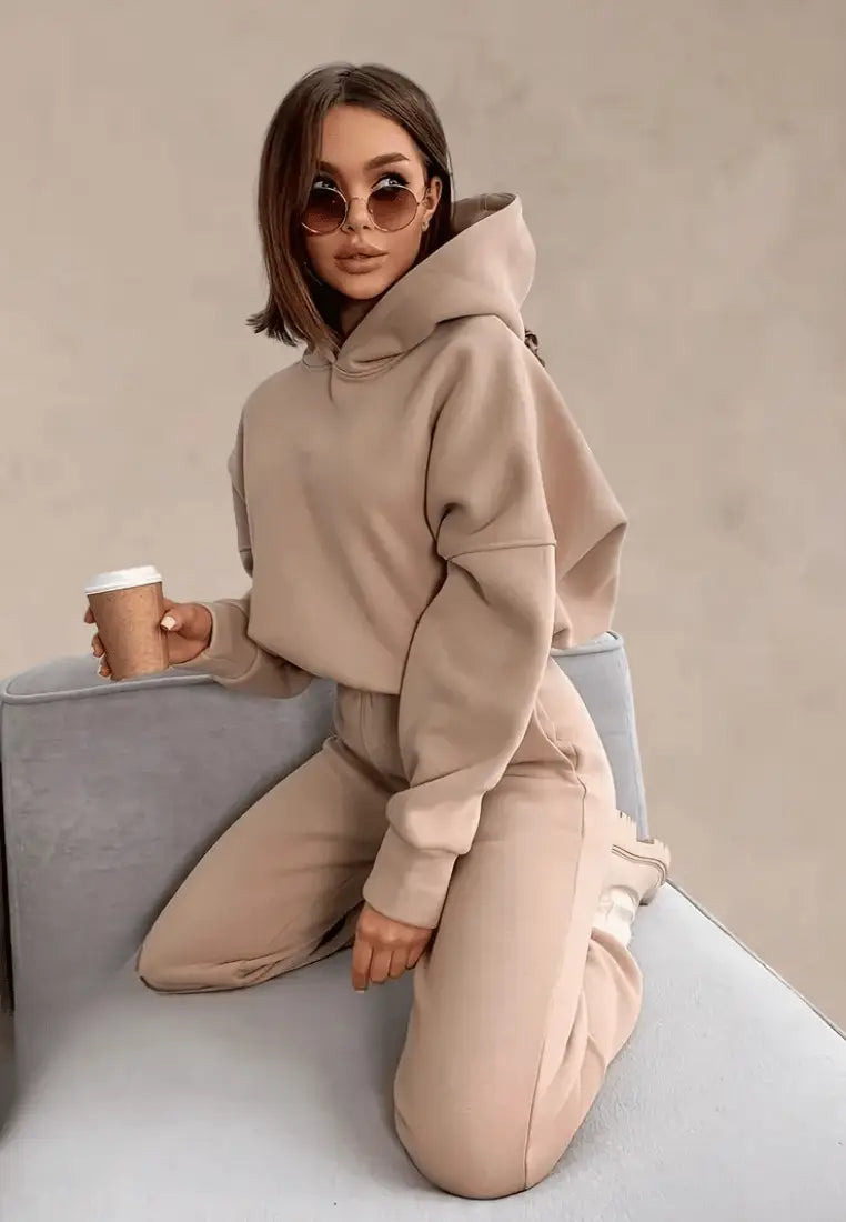 Beżowy komplet dresowy damski z kapturem i elastycznymi nogawkami