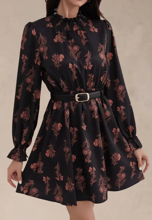 Czarna sukienka w kwiaty z paskiem i stójką
