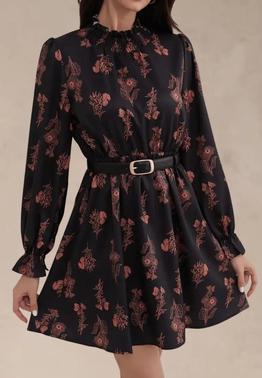 Czarna sukienka w kwiaty z paskiem i stójką