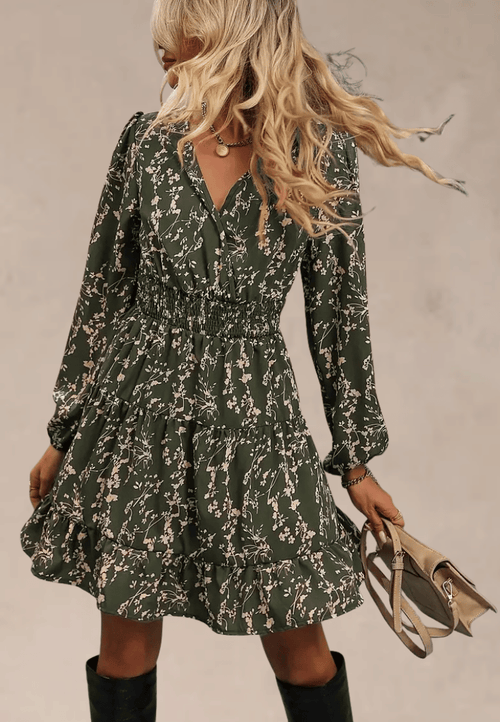 Zielona sukienka w kwiaty z długim rękawem i dekoltem V