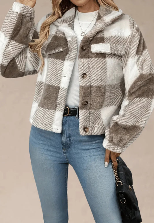 Beżowa kurtka damska polarowa krótka w kratę z guzikami