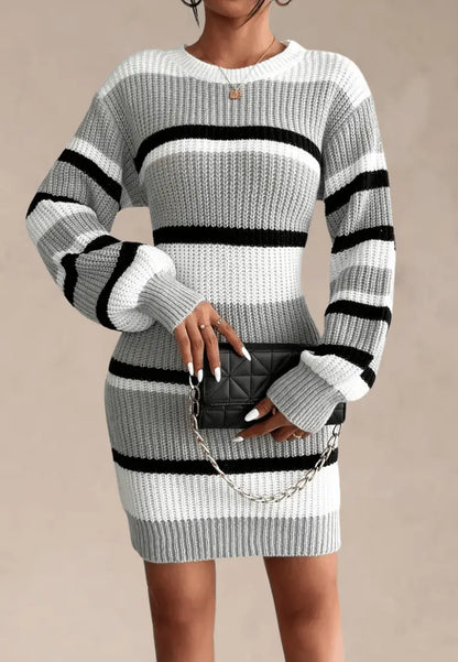 Szara sukienka swetrkowa w czarno-białe paski z długim rękawem