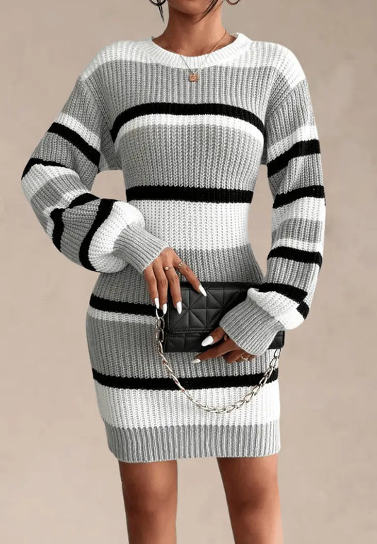 Szara sukienka swetrkowa w czarno-białe paski z długim rękawem