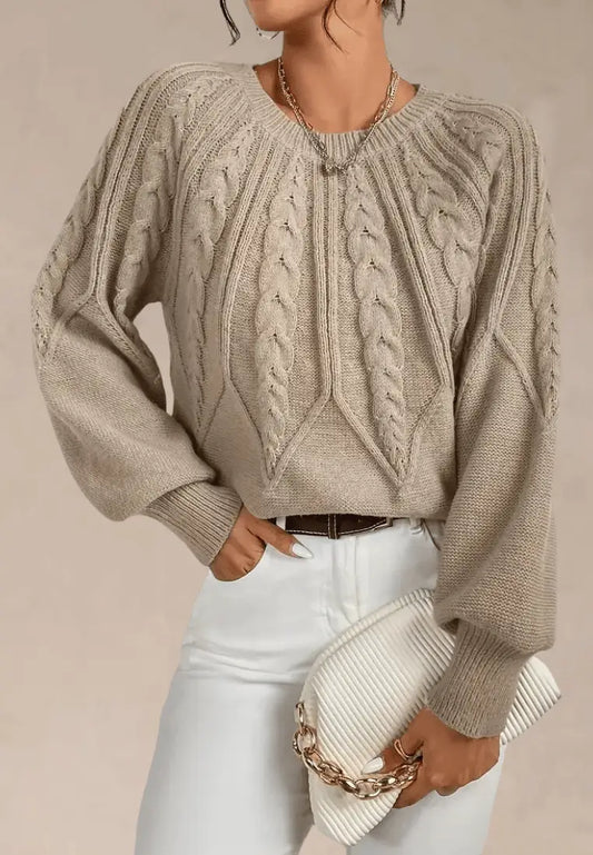 Beżowy sweter damski z warkoczowym splotem i okrągłym dekoltem