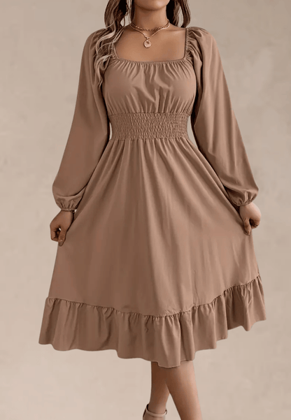 Beżowa sukienka midi z marszczeniem w talii i falbanką u dołu