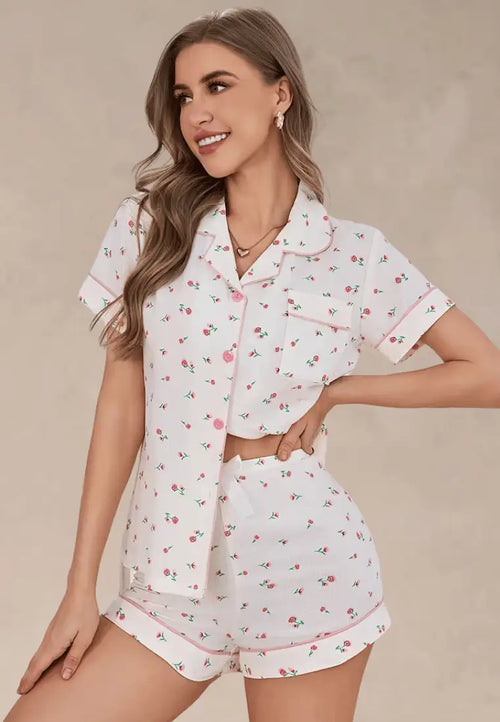 Kremowy komplet piżamowy damski z koszulą i spodenkami w kwiaty