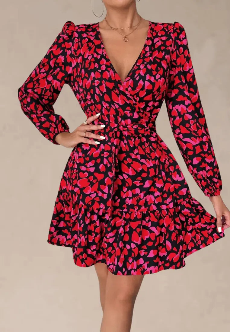 Czerwona sukienka w print serca z falbaną i kopertowym dekoltem