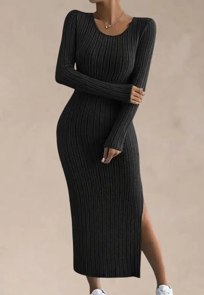 Czarna sukienka dzianinowa dopasowana z rozcięciem na nodze