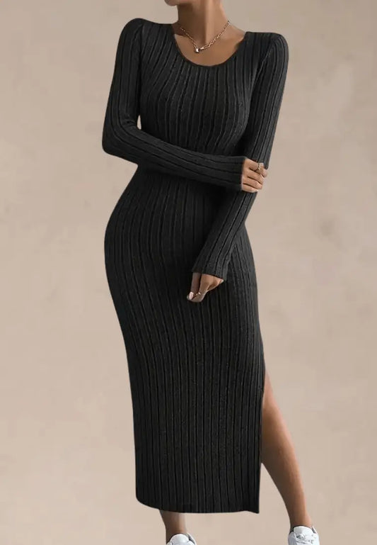 Czarna sukienka dzianinowa dopasowana z rozcięciem na nodze