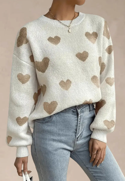 Kremowy sweter damski z brązowymi serduszkami