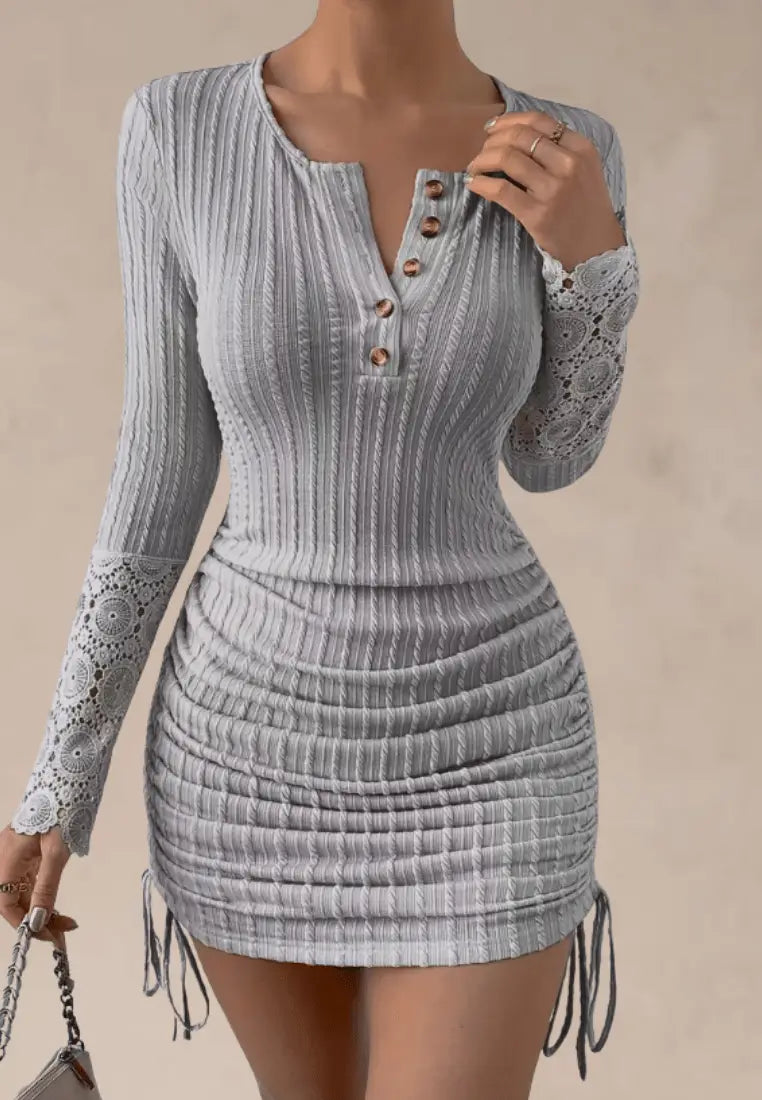 Szara sukienka prążkowana dzianinowa z guzikami i koronką