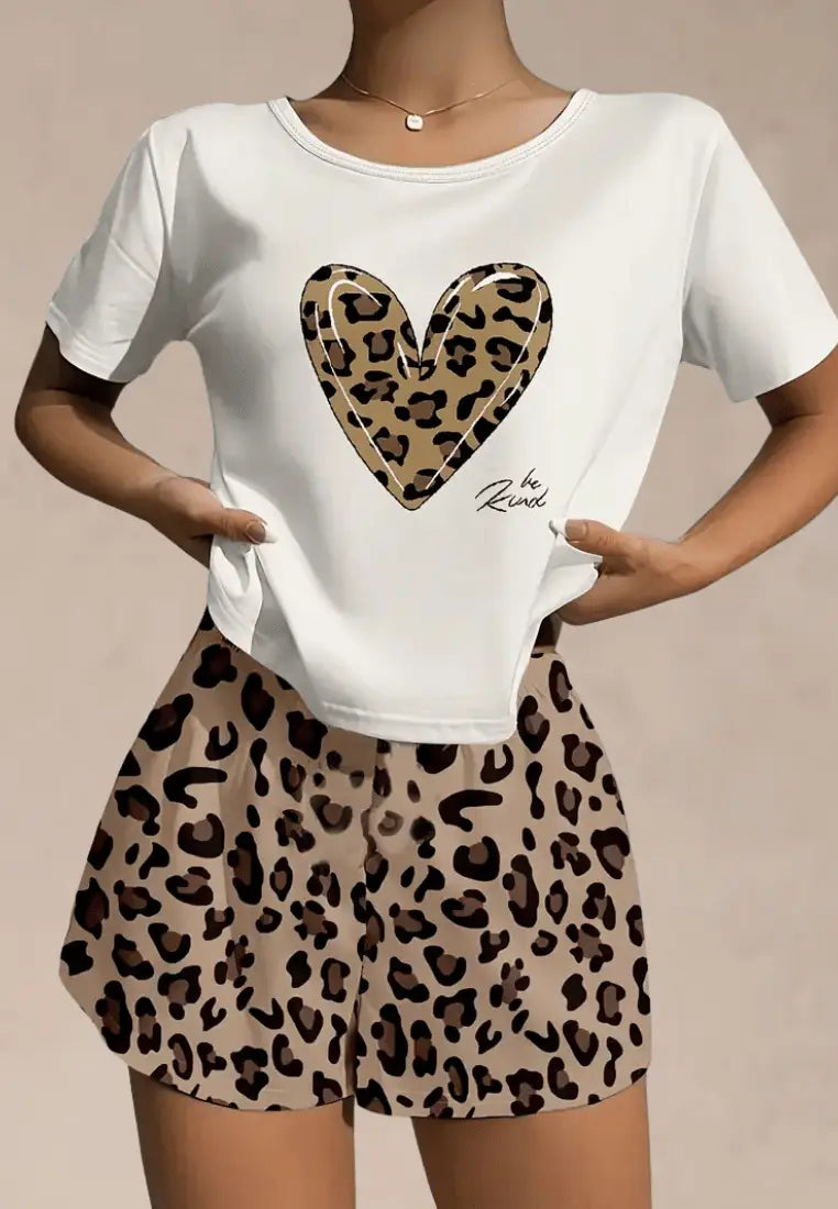 Biały komplet piżamowy damski z t-shirtem serce i szortami w panterkę