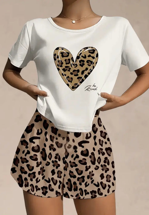 Biały komplet piżamowy damski z t-shirtem serce i szortami w panterkę
