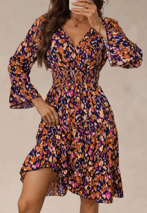 Fioletowo‑pomarańczowa sukienka kopertowa z wiązaniem w talii i długim rękawem