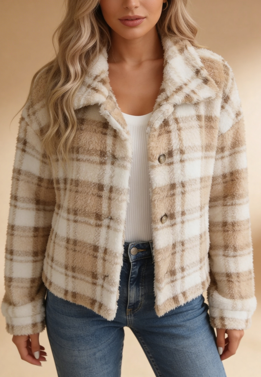 Beżowa kurtka damska polarowa krótka w kratę z guzikami