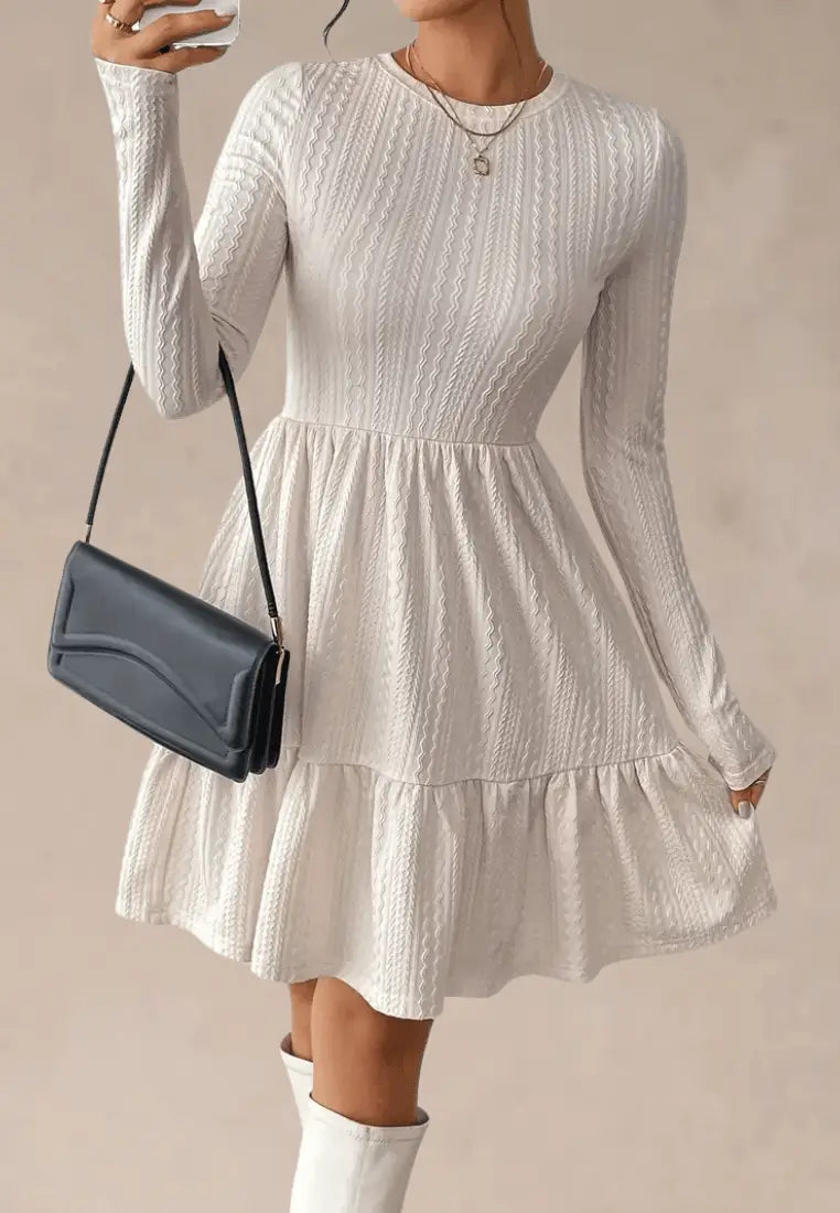 Beżowa sukienka dzianinowa z długim rękawem i okrągłym dekoltem