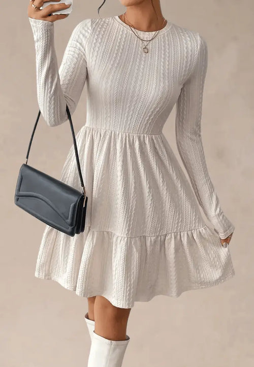 Beżowa sukienka dzianinowa z długim rękawem i okrągłym dekoltem