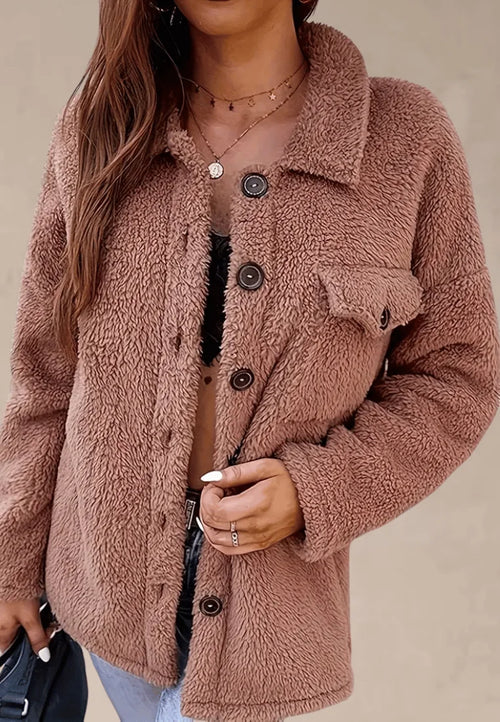 Brązowa kurtka damska zapinana na guziki z kieszonką